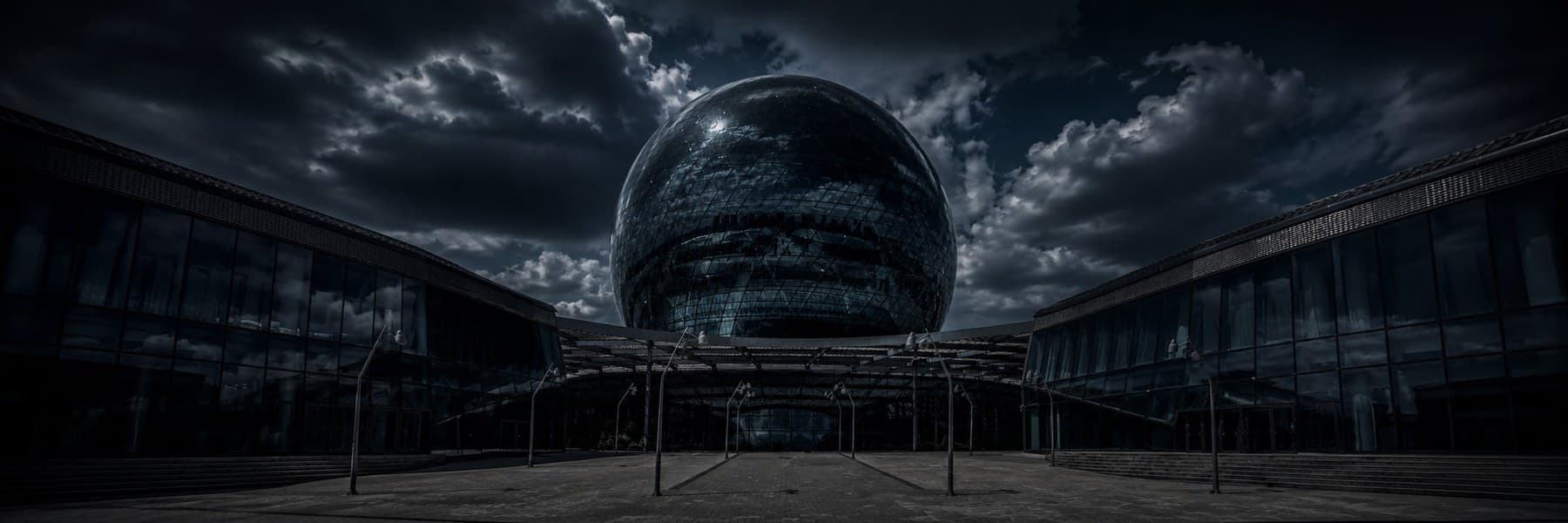 Астанадағы «Нұр Әлем» сферасы мен EXPO павильондарының түнгі көрінісі